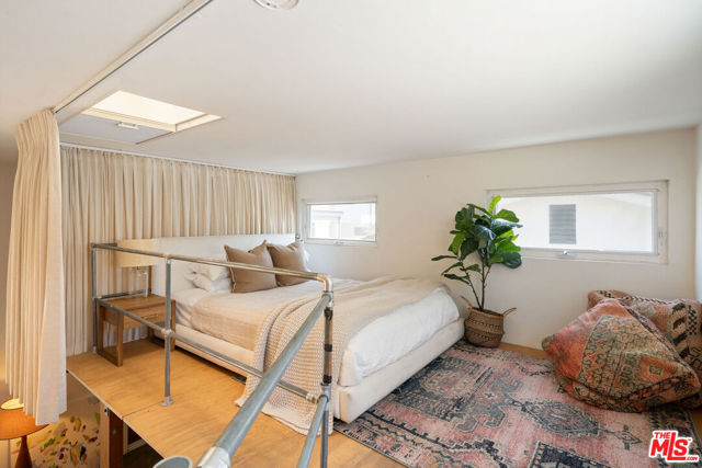 2311 Glencoe Avenue, Venice CA: https://media.crmls.org/mediaz/38636bf2-40c5-4f68-93ec-6d7d20c9ec84.jpg
