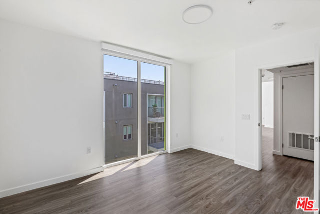 5750 E Hollywood Boulevard, Los Angeles CA: https://media.crmls.org/mediaz/38639816-2ce5-4c0f-9ad7-2d3a71cea114.jpg