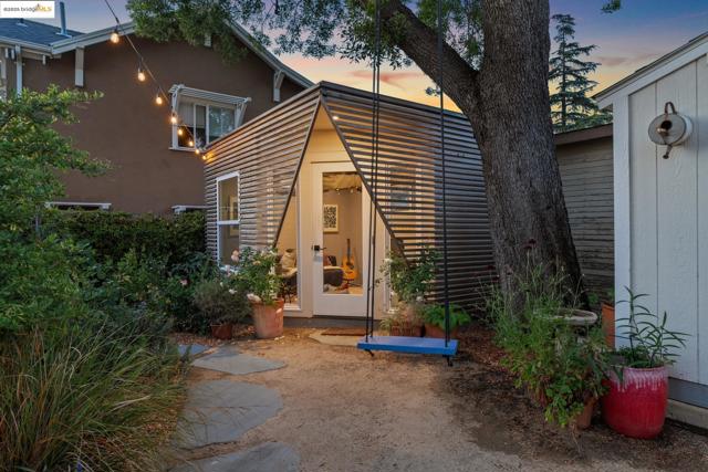 3701 Midvale Ave, Oakland CA: https://media.crmls.org/mediaz/386487da-a536-4100-a453-2117409a5916.jpg