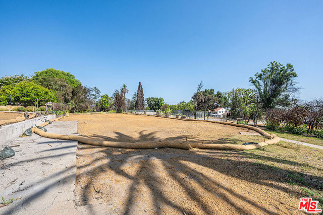 2876 Saint James Place, Altadena CA: https://media.crmls.org/mediaz/38659134-2b7a-483b-97e6-d0c9b10f6bcf.jpg