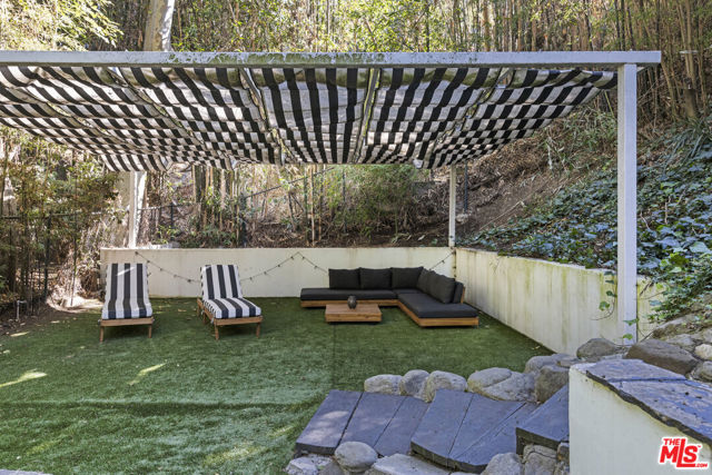 2936 La Castana Drive, Los Angeles CA: https://media.crmls.org/mediaz/3866e27b-d4e7-4789-88fc-1e156de3b531.jpg