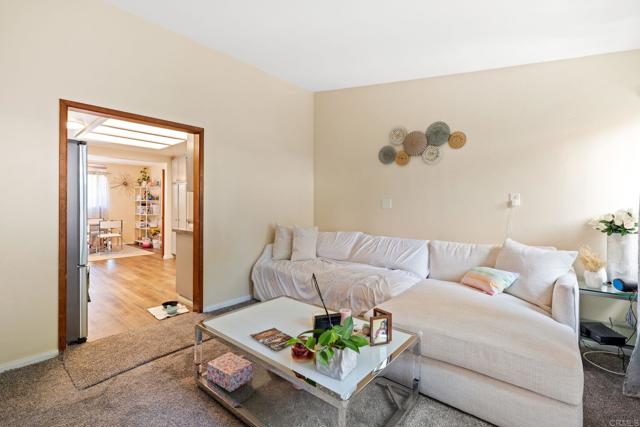 1565 Chestnut Avenue, Carlsbad CA: https://media.crmls.org/mediaz/38673bdf-3d09-400d-afad-bca5f9039963.jpg