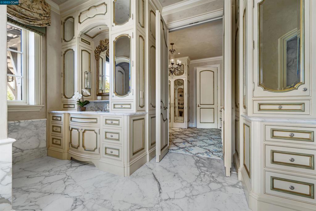 https://media.crmls.org/mediaz/3868fd54-66bc-4b5f-955a-a890b4296416.jpg?preset=X-Large