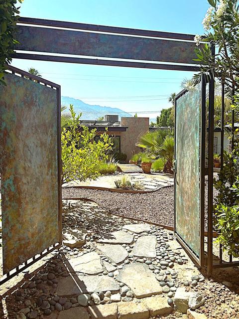 901 S Calle Tomas, Palm Springs CA: https://media.crmls.org/mediaz/38696802-1102-4e53-94a1-020f45afb79d.jpg