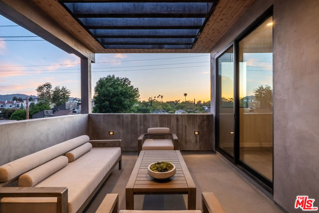 4427 Studio Place, Studio City CA: https://media.crmls.org/mediaz/386a7693-4732-4e79-b7a0-ce26047d90d4.jpg