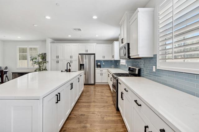 Detail Gallery Image 5 of 34 For 4203 Calle Del Vista, Oceanside,  CA 92057 - 4 Beds | 3 Baths