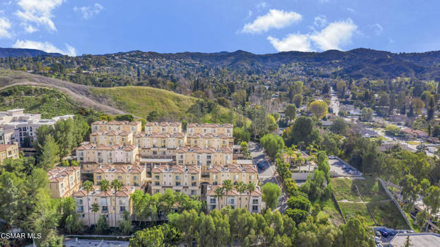 5200 Premiere Hills Circle, Woodland Hills CA: https://media.crmls.org/mediaz/386bed2d-085c-4b15-a6b9-71b844cef4a6.jpg