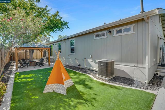 6911 Brentwood Blvd, Brentwood CA: https://media.crmls.org/mediaz/386c5313-4043-4c08-bc8e-985a97c2503a.jpg