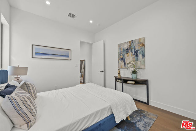 5741 Newcastle Avenue, Encino CA: https://media.crmls.org/mediaz/386c7539-88a9-4ecf-845f-9a58ed47e5dc.jpg