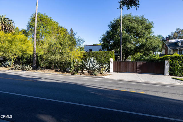 1052 New York Drive, Altadena CA: https://media.crmls.org/mediaz/3870e82f-4c2b-47f0-9fe8-6bc62127be0e.jpg
