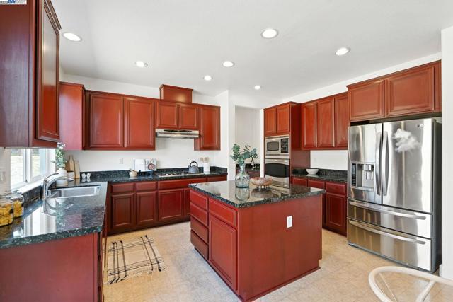 3909 Danbury Way, Fairfield CA: https://media.crmls.org/mediaz/387306a9-3873-4b97-8757-1a6127ce2465.jpg