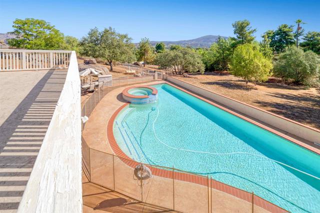 2173 Twisted Oak Ln Lane, Alpine CA: https://media.crmls.org/mediaz/38734e17-ba93-4cf6-a464-dbb568ceb24e.jpg