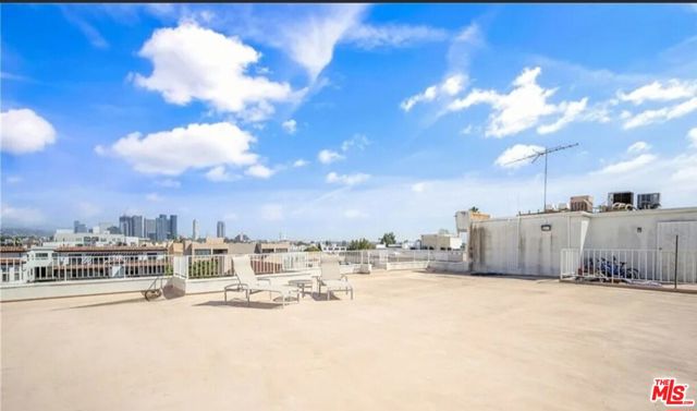 1880 Veteran Avenue, Los Angeles CA: https://media.crmls.org/mediaz/387587e6-cfb8-4738-89b5-0c0037d511bf.jpg