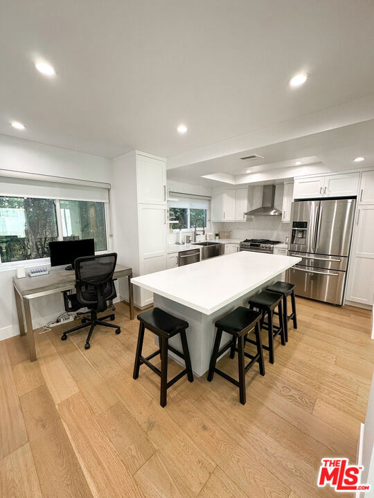 910 19th Street, Santa Monica CA: https://media.crmls.org/mediaz/3875ebc6-a372-487c-b1f1-095aed293676.jpg