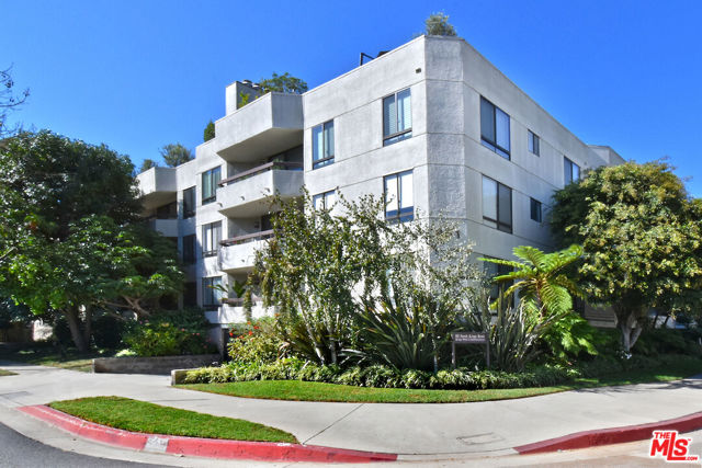851 N Kings Road, West Hollywood CA: https://media.crmls.org/mediaz/38764bde-6273-4062-9b10-28fb12fe8158.jpg