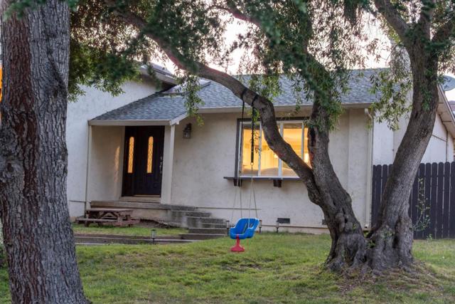 15105 Charter Oak Boulevard, Salinas CA: https://media.crmls.org/mediaz/38764fc4-43a0-4cb4-b6a2-0c1f83d6ff33.jpg