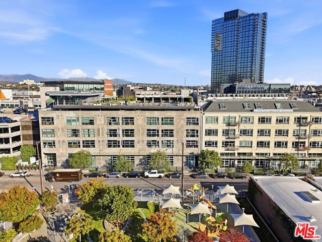 530 S Hewitt Street, Los Angeles CA: https://media.crmls.org/mediaz/3876cce3-51c4-49b6-a621-2f785167a172.jpg