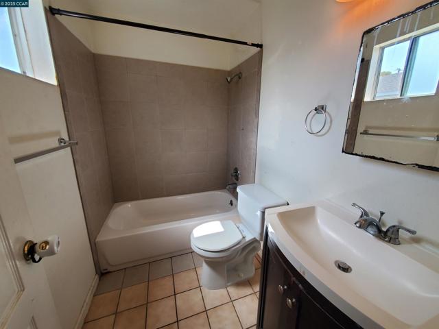 766 38Th St, Richmond CA: https://media.crmls.org/mediaz/387711cc-388b-4478-a0e2-b7d3ea94e17d.jpg