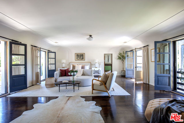 703 Walden Drive, Beverly Hills CA: https://media.crmls.org/mediaz/3877b377-28f2-4cf6-8525-0ced4600beca.jpg