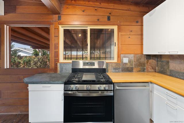 415 W Nutmeg St, San Diego CA: https://media.crmls.org/mediaz/38781721-9c14-483e-8dd3-3b0c96a022a5.jpg