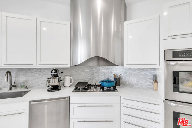 840 N Croft Avenue, Los Angeles CA: https://media.crmls.org/mediaz/38784a24-e3be-4f57-85d5-885b926cc4c5.jpg