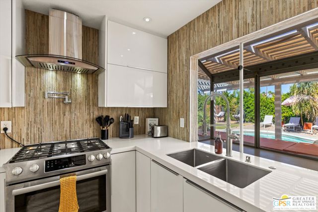 2880 E San Angelo Road, Palm Springs CA: https://media.crmls.org/mediaz/387881b5-d1f8-471a-adf8-a96b9b0d5c0c.jpg