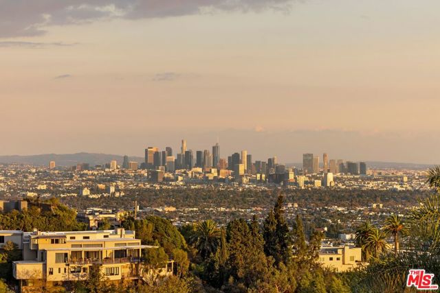 9405 Sierra Mar Place, Los Angeles CA: https://media.crmls.org/mediaz/3879b852-d44c-4259-bd78-bdbeda98e798.jpg