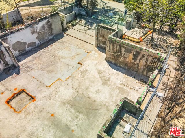 14635 Whitfield Avenue, Pacific Palisades CA: https://media.crmls.org/mediaz/387b5f94-0e9b-4330-b5ba-96b5416faaf7.jpg