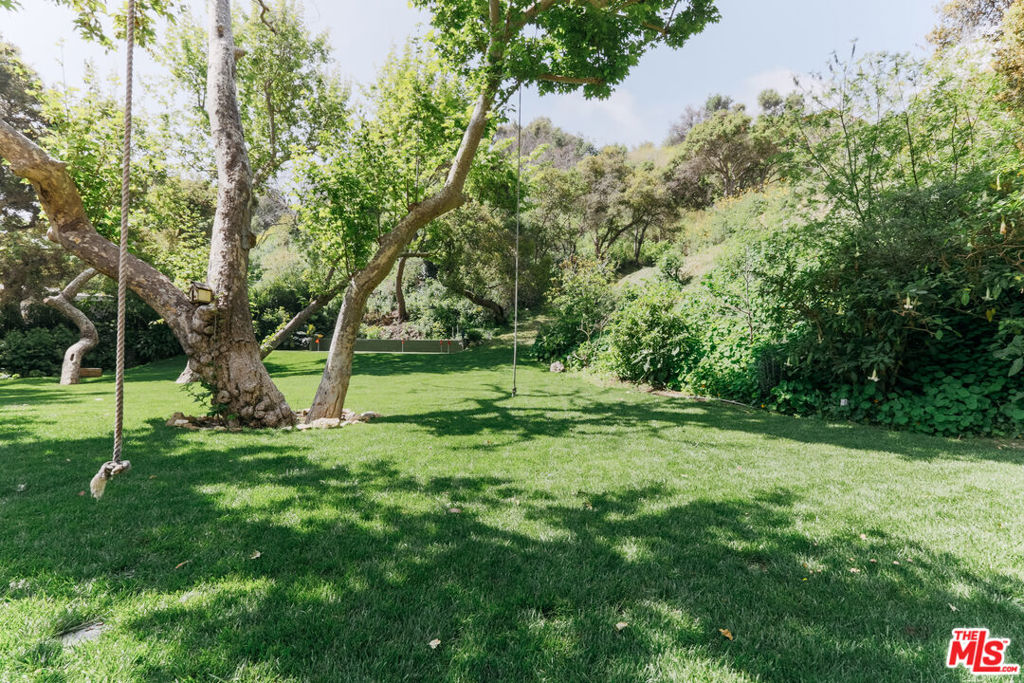 https://media.crmls.org/mediaz/387d07bd-2d9d-493b-9da8-c802749229b9.jpg?preset=X-Large
