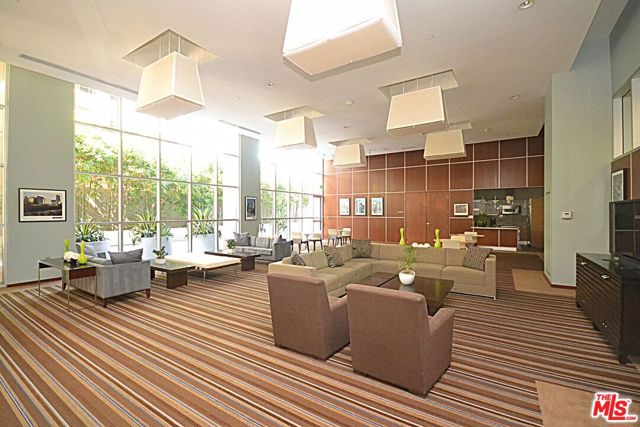 801 S Grand Avenue, Los Angeles CA: https://media.crmls.org/mediaz/387d1378-12d6-4afe-ac0e-a155625b6d01.jpg