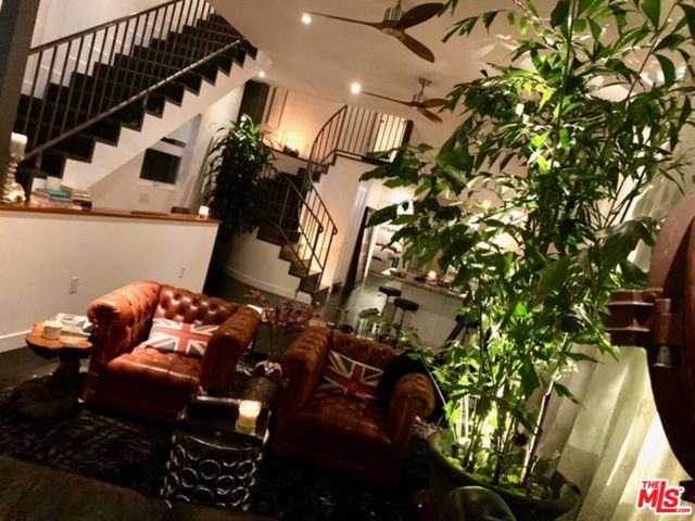 2513 Lincoln Boulevard, Venice CA: https://media.crmls.org/mediaz/387d488d-3a37-4267-a5a6-19bb52979c0a.jpg