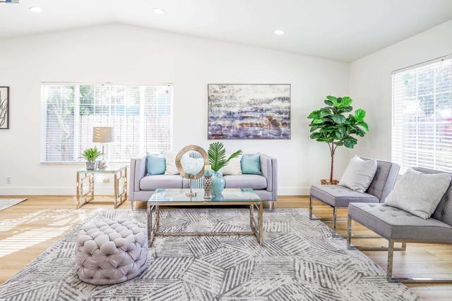 4452 Alice Way, Union City CA: https://media.crmls.org/mediaz/387d8ac6-8ab9-490c-8348-ad1b5785b84f.jpg