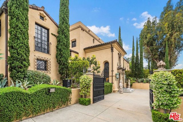 4320 Cedarhurst Circle, Los Angeles CA: https://media.crmls.org/mediaz/387e62db-b4bd-4b78-8ef6-5ef2ebd96c2e.jpg