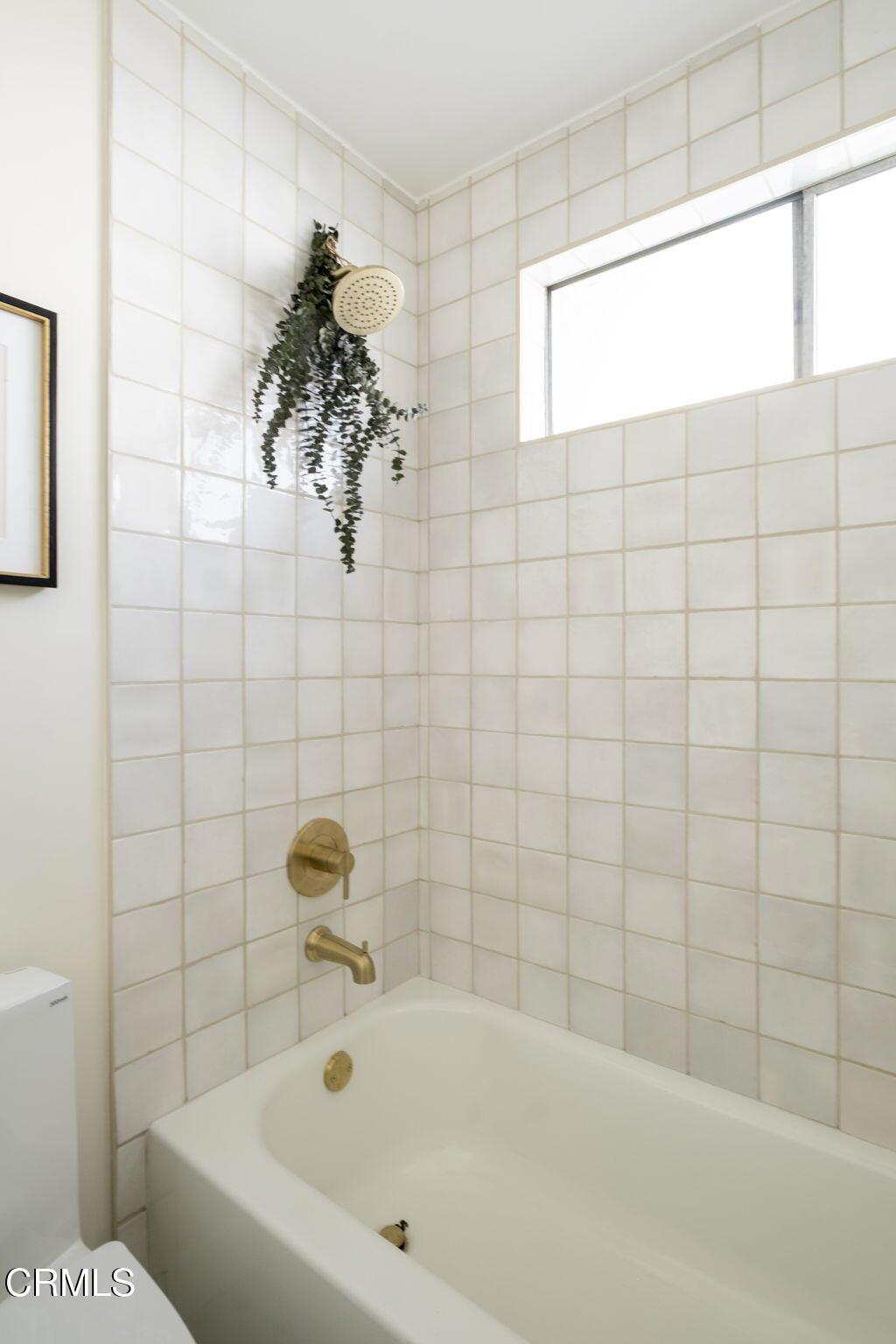https://media.crmls.org/mediaz/387e6e5d-c94b-4f3d-8f4a-a5b055e6d5b4.jpg?preset=X-Large