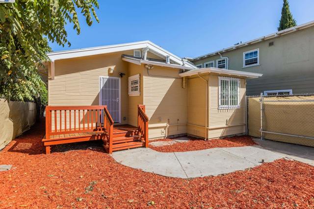 1322 83Rd Ave, Oakland CA: https://media.crmls.org/mediaz/387eea70-ebf6-435f-878c-2d463fc18bd8.jpg