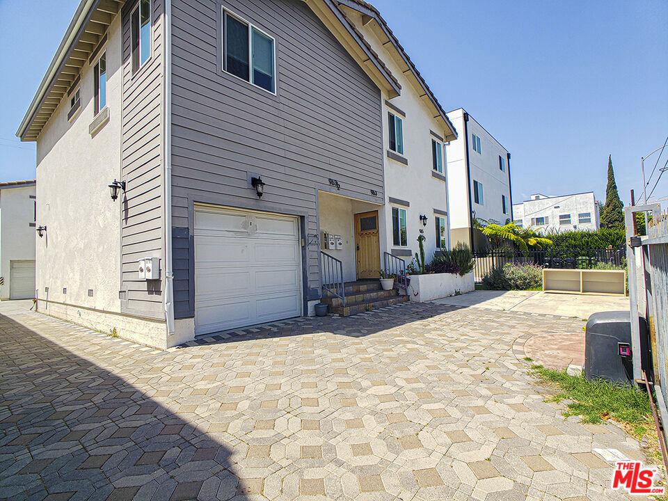 963 N Wilton Place #963 1/2