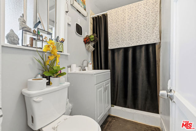 547 N St Louis Street, Los Angeles CA: https://media.crmls.org/mediaz/3880b6c3-b0c4-4b7d-9171-6af2538dcb3e.jpg