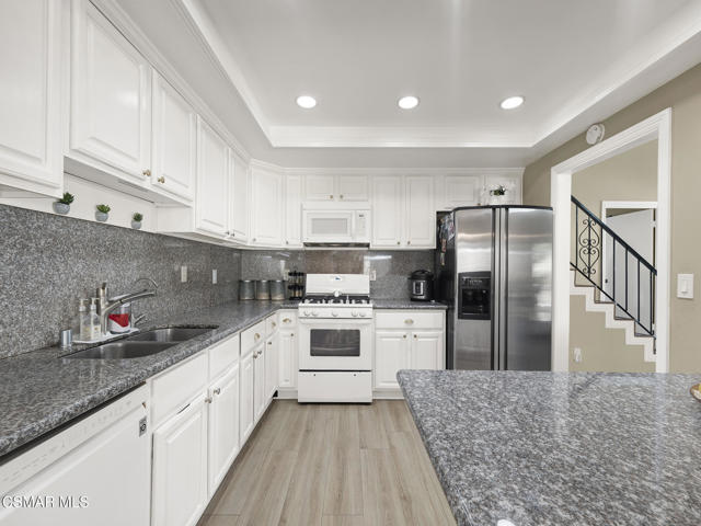 190 Donegal Avenue, Newbury Park CA: https://media.crmls.org/mediaz/388103ca-752d-4439-9190-8e64465a49f2.jpg