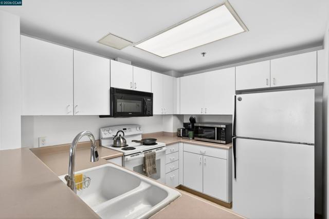 988 Franklin St, Oakland CA: https://media.crmls.org/mediaz/3881200d-585b-41a4-b3cf-2a4db3fb9ad5.jpg