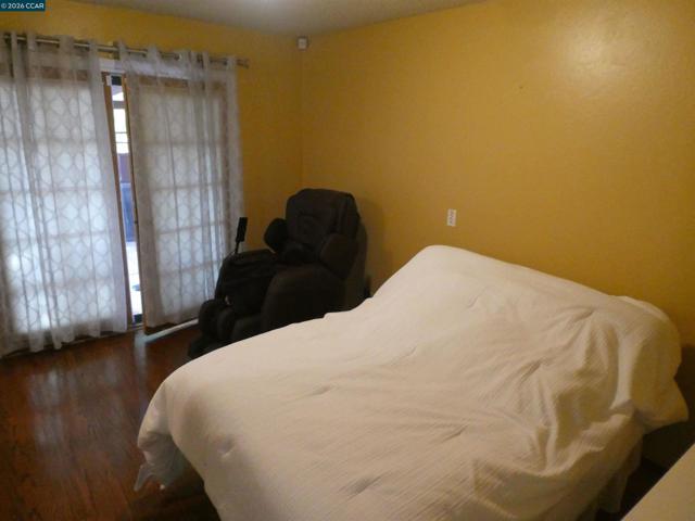 Image 25 of 43 For 2908 Sargent Ave