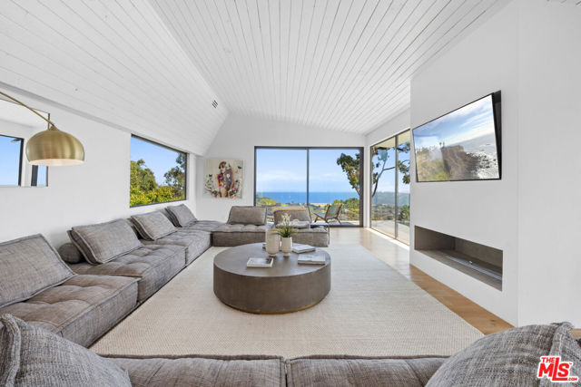 23812 Malibu Crest Drive, Malibu CA: https://media.crmls.org/mediaz/38821412-d834-4802-be42-d63e3c426c2a.jpg