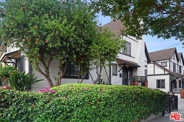 5076 Lemon Grove Avenue, Los Angeles CA: https://media.crmls.org/mediaz/38821838-8324-4b1c-a5be-f4166c495460.jpg