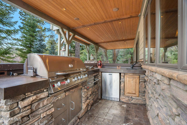 32310 Hummingbird Court, Running Springs CA: https://media.crmls.org/mediaz/38828034-0ca5-417f-9142-defba3a23cd3.jpg