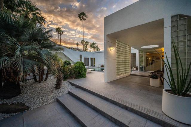 520 W ViA Lola, Palm Springs CA: https://media.crmls.org/mediaz/388286d9-1460-40b9-b018-c34cf8dbfa2c.jpg