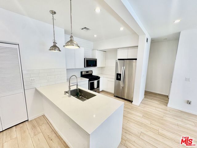 404 N Gardner, Los Angeles CA: https://media.crmls.org/mediaz/3882cde5-a7c1-4ff9-9f06-2fa5bb3b0086.jpg