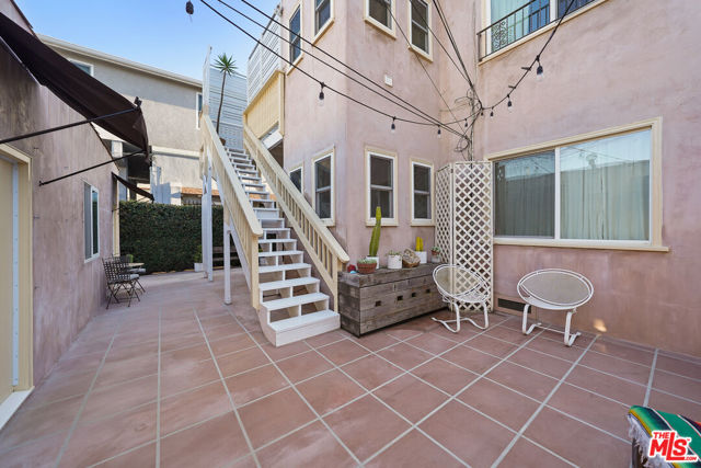 236 S 5th Avenue, Venice CA: https://media.crmls.org/mediaz/3882e1bc-5bc9-491b-a570-0f4912877d9b.jpg