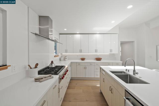 233 Melody Ln, Orinda CA: https://media.crmls.org/mediaz/3882e613-8d59-4299-8f4d-f14b12582a44.jpg