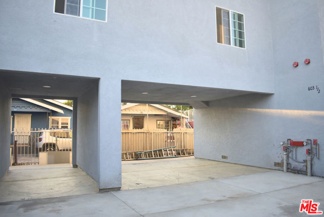 605 W 47th Street, Los Angeles CA: https://media.crmls.org/mediaz/388372d2-88ec-4727-a0ef-16b275541a7d.jpg