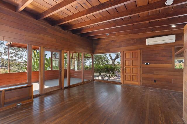 415 W Nutmeg St, San Diego CA: https://media.crmls.org/mediaz/3883e7de-a181-4ea3-b4c8-7c56672e2917.jpg