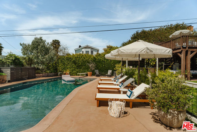 5635 S Chariton Avenue, Los Angeles CA: https://media.crmls.org/mediaz/3883f54a-a84f-46ba-b896-f743720e2877.jpg